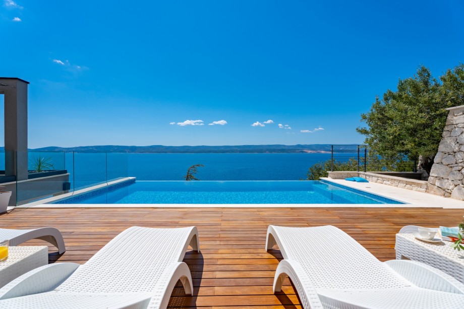 Amazing sea views from the whirlpool and infinity pool