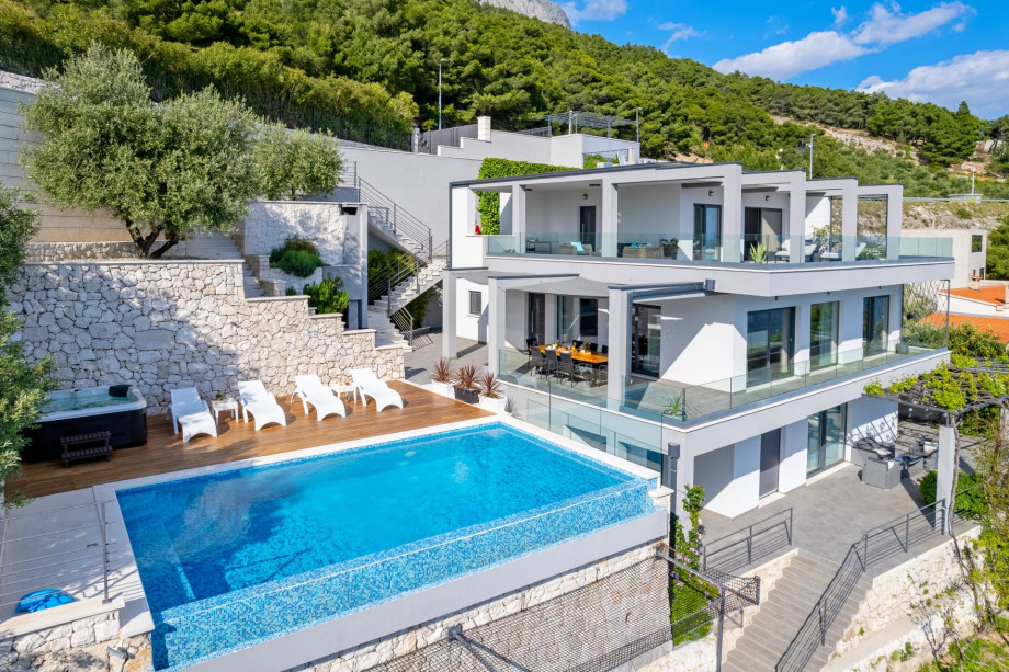 There are 6 parking spaces (3 fenced and 3 on the private property).