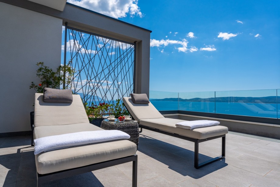 Sunbeds in front on the top floor, in front of the Bedroom No4