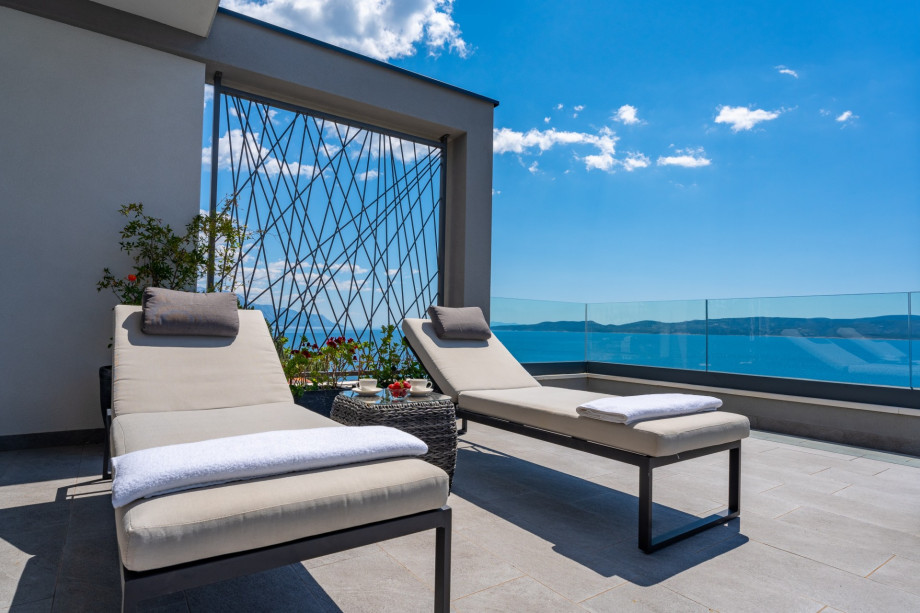 Sunbeds in front on the top floor, in front of the Bedroom No4