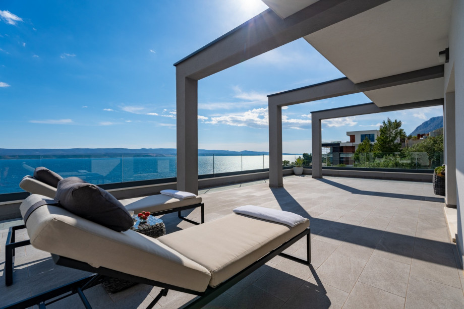 Sunbeds in front on the top floor, in front of the Bedroom No4