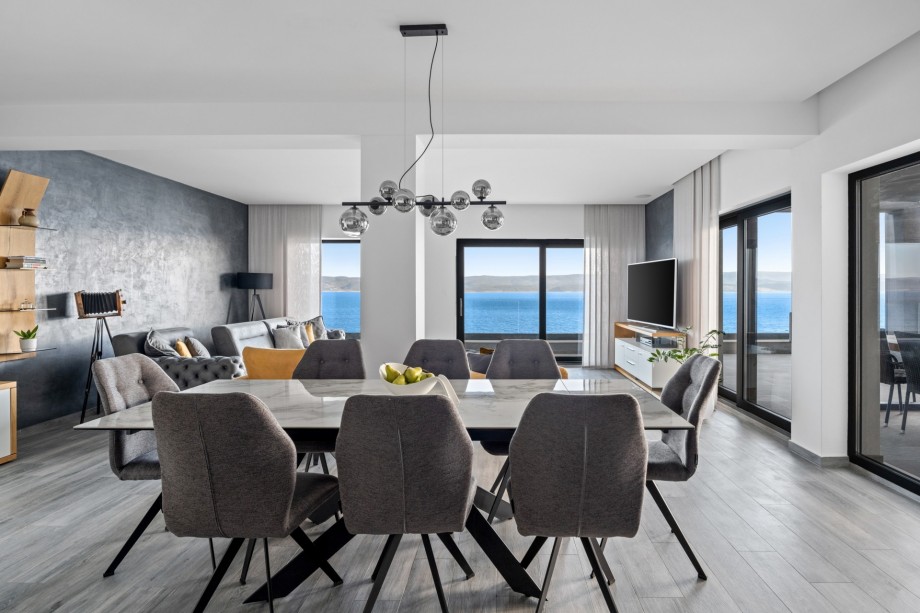 Indoor dining area, air-conditioned and very luxury decorated (middle level)