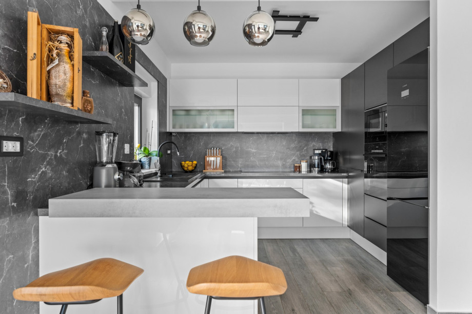 Fully equipped kitchen with all the amenities you may need (middle level)