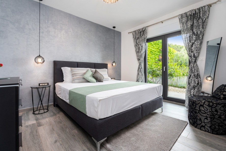 Bedroom No2 with king-size bed 180cm x 200cm, TV, A/C, en-suite bathroom with shower (middle level)