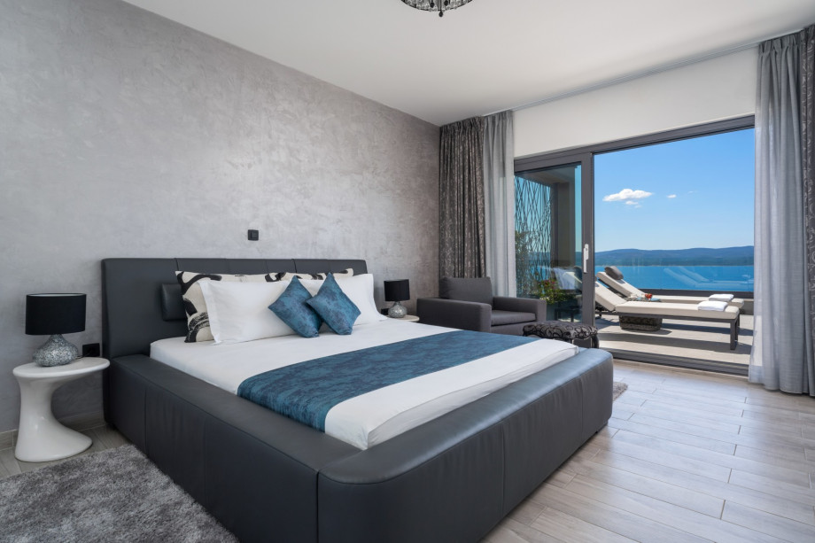 Bedroom No.4 with king-size bed 180 x 200 cm, A/C, TV, and ensuite bathroom (top level)