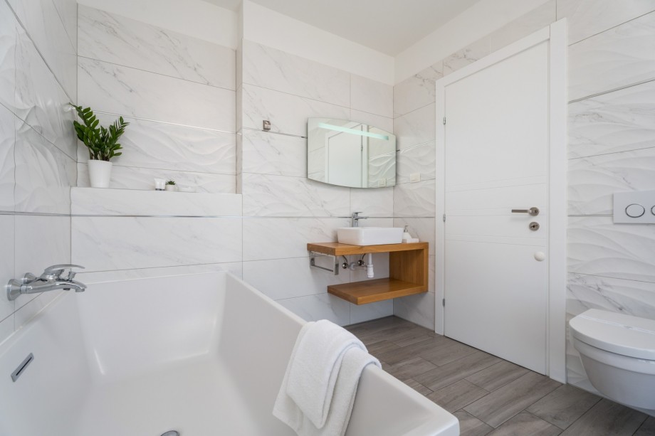 Ensuite Bathroom with bathtub (Bedroom No4)