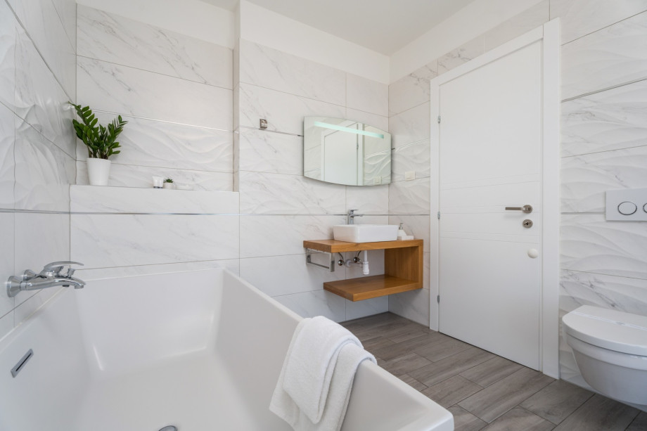 Ensuite Bathroom with bathtub (Bedroom No4)