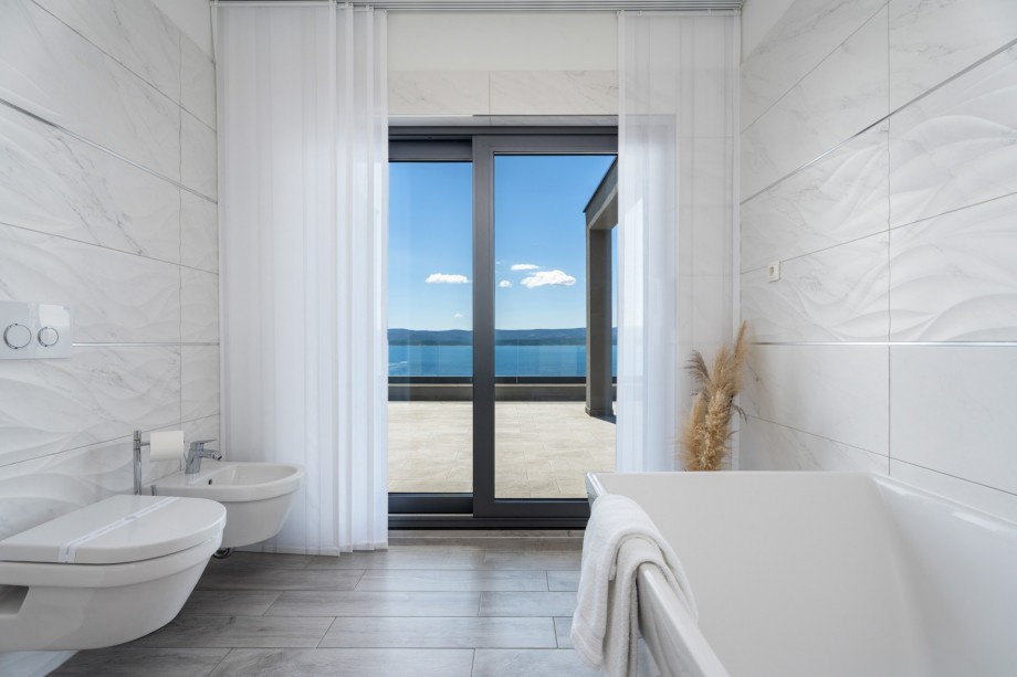 Ensuite Bathroom with bathtub (Bedroom No4)