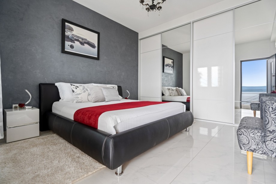 Bedroom No.5 with king-size bed 180 x 200 cm, A/C, TV, en-suite bathroom (lowest level)