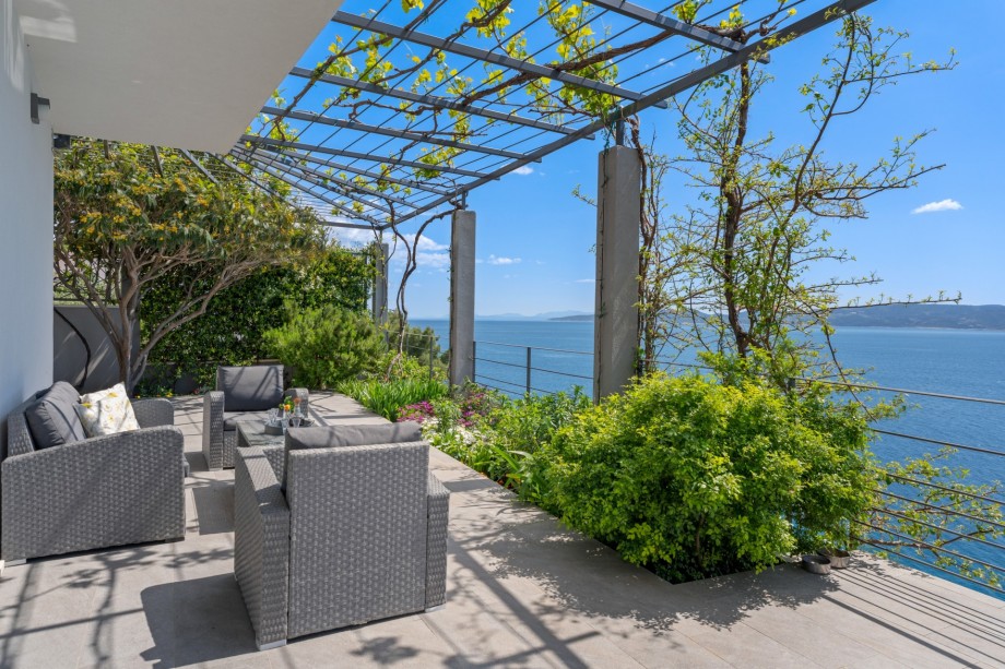 Lounge area in front of Bedroom No5 (lowest level)