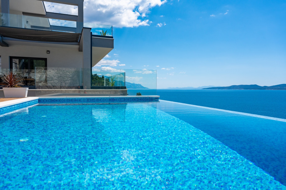 Infinity 4 x 8m private pool and jacuzzi next to it