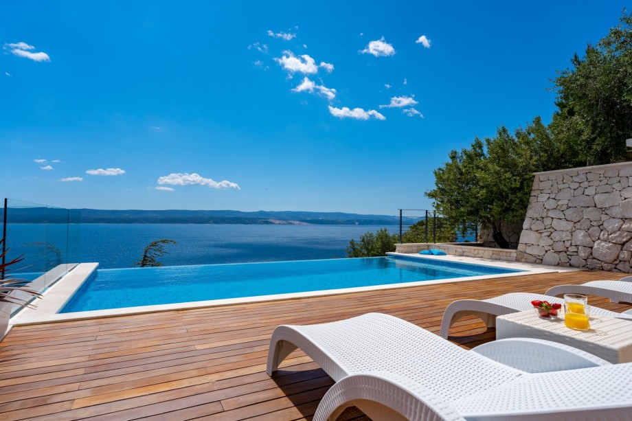 This is a modern place to stay with a quiet environment but still close to all