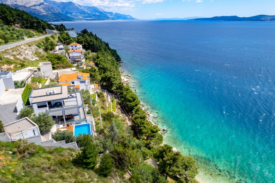 Villa is located on private property in small village Mimice