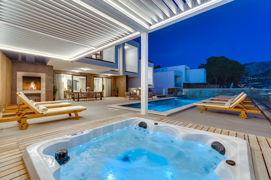 The property size is 660 sqm and is fully fenced (the villa itself is 290sqm)