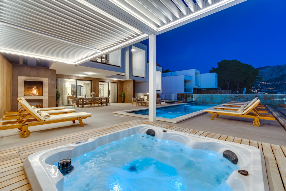 The property size is 660 sqm and is fully fenced (the villa itself is 290sqm)