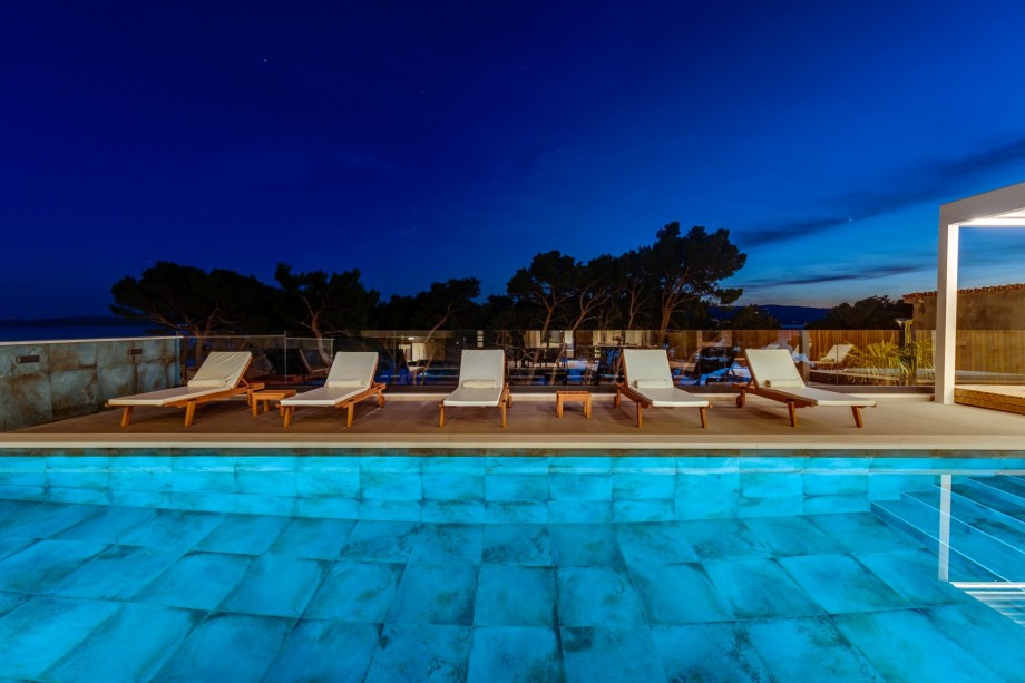 You can enjoy yourself in various water sports on the beach (10m far)