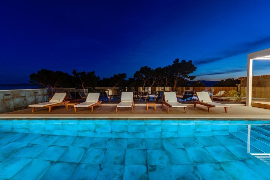 You can enjoy yourself in various water sports on the beach (10m far)