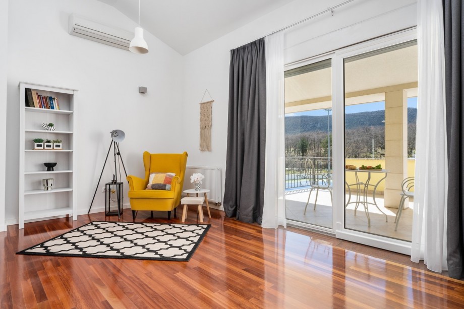 Carefully selected furniture offers several sitting areas