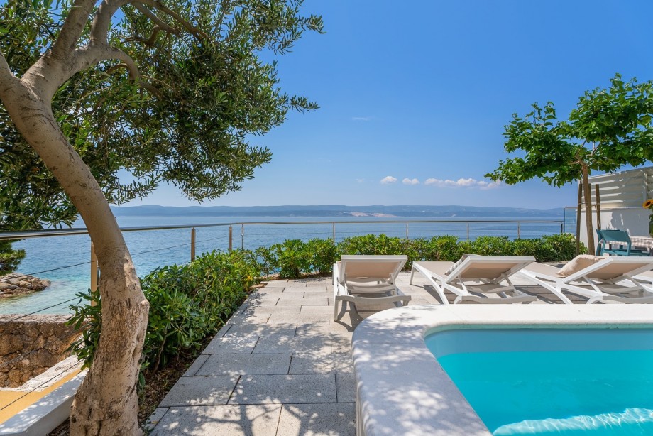 The pool area (lower ground floor) offers a private and heated swimming pool 5,2m x 3m.