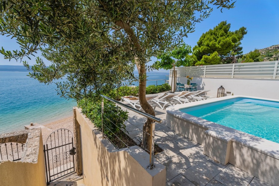 An outdoor staircase takes you to the pebble beach