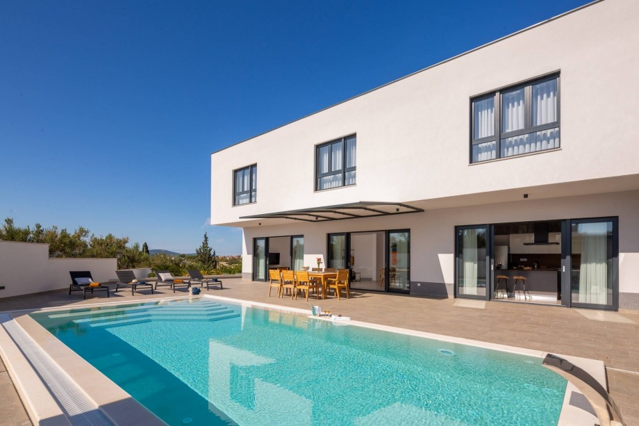 Luxurious and modern villa only 450m from the sea, in walking distance to restaurants