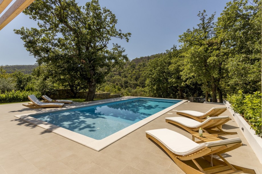A private swimming pool and the spectacular outdoor area surrounded by oak trees and unspoiled nature