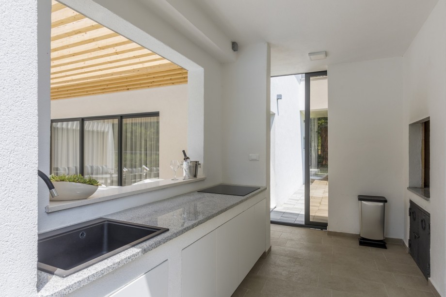 Fully equipped summer kitchen