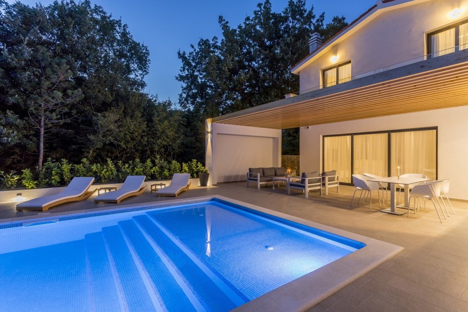 Enjoy the evenings with carefully organized lights at the pool & outdoor dining area