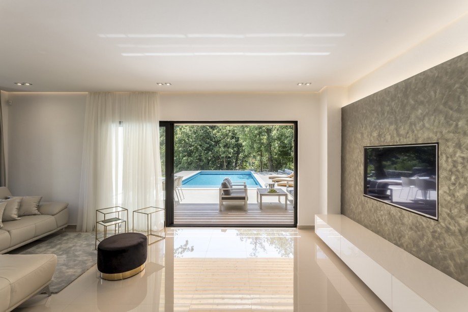 A living room with smart TV, a sofa, A/C, free WiFi, NETFLIX, Lego cubes...