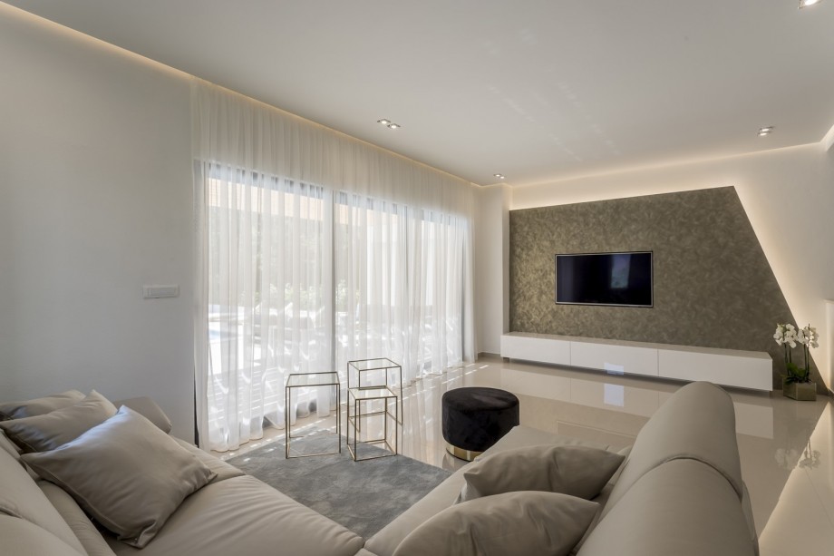 A living room with smart TV, a sofa, A/C, free WiFi, NETFLIX, Lego cubes...