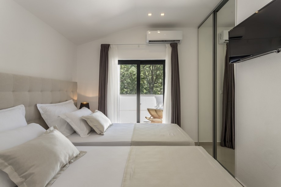 Bedroom No4: king-size bed 180x 200(can open to 2 single beds), A/C,  TV , balcony