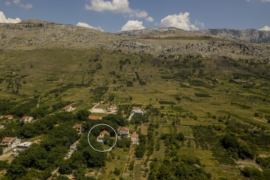 Marked location of the villa, at the end of the village in quiet surroundings