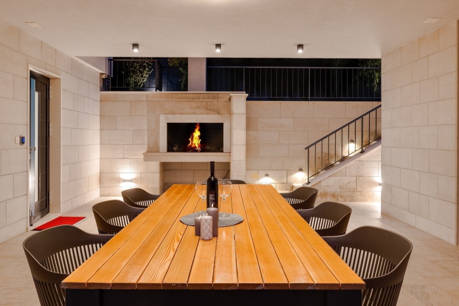 Pool and dinng area with carefully set lights for cozy evenings in quiet area