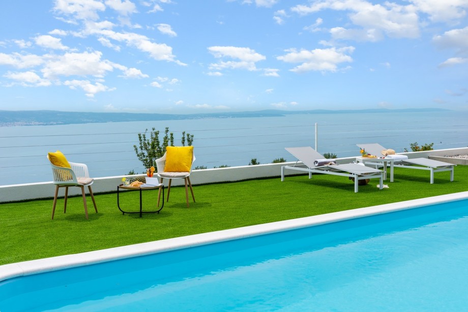 Enjoy the summer sun in this magnificent environment and view.