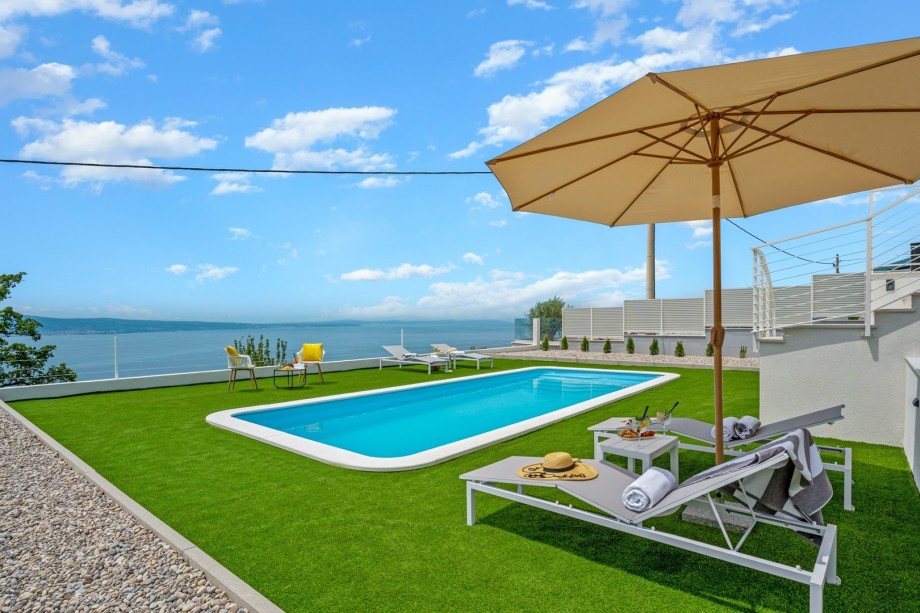 Villa La Vita offers a spectacular panoramic view of the sea and islands on the south