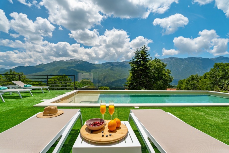 NEU! Villa Rose ist eine Villa mit 4 Schlafzimmern und beheiztem Pool, 12 km von Baška Voda entfernt