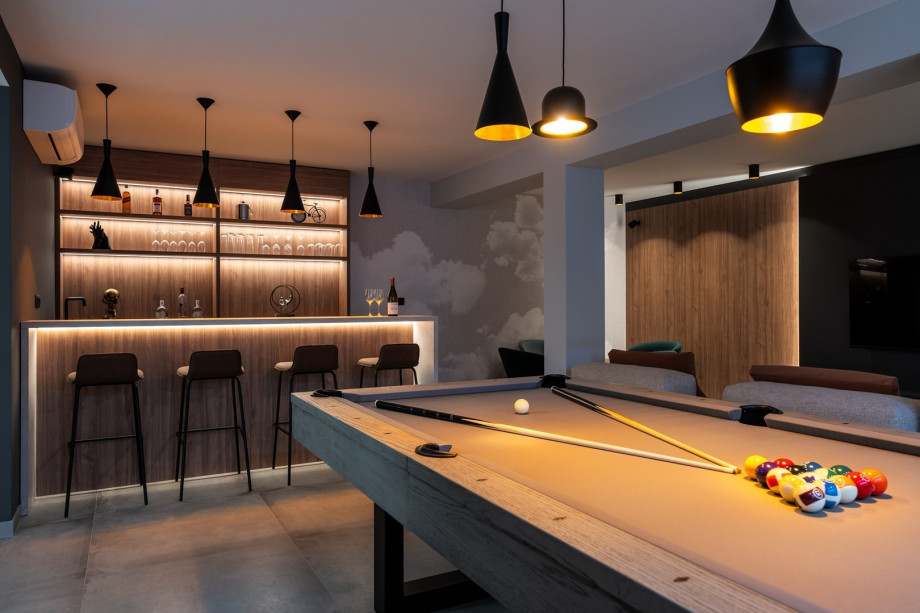 A flat screen TV`s, free WiFi, an air conditioner, kitchenette with a fridge and a dishwasher