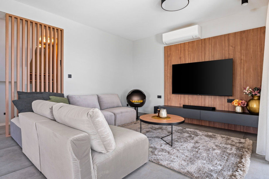 It is fully air-conditioned with free WiFi and equipped with all modern guest needs for a very comfortable stay