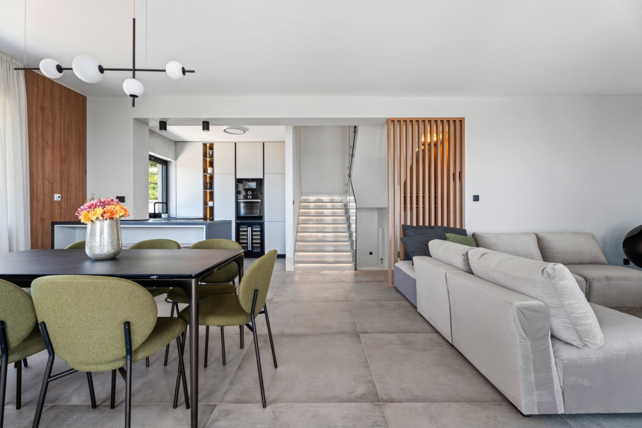 A fully equipped kitchen with a kitchen island and all the amenities you need for a comfortable stay