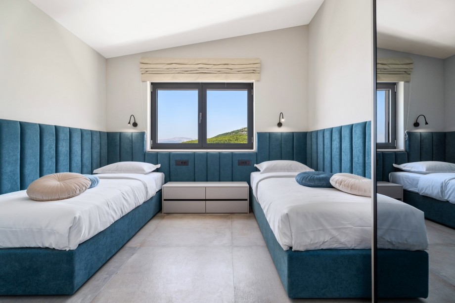 Bedroom NO1 with two single beds 90cm x 200cm