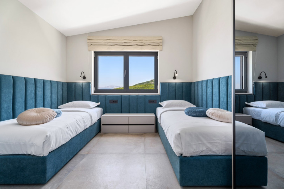 Bedroom NO1 with two single beds 90cm x 200cm