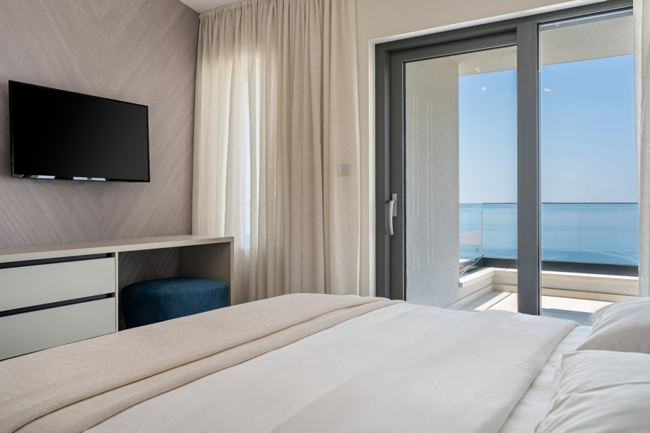 A TV, A/C, en-suite Bathroom with a shower