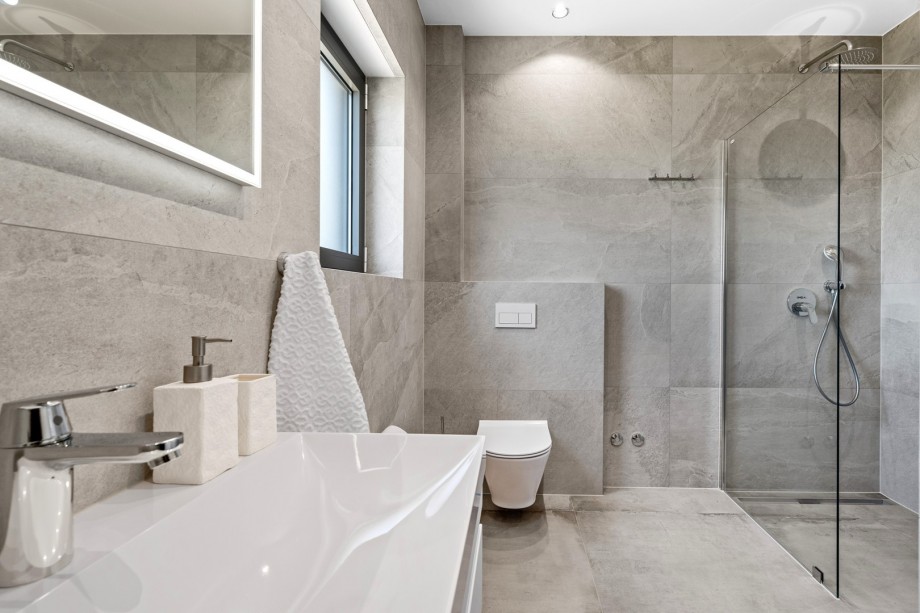 En-suite bathroom with a shower