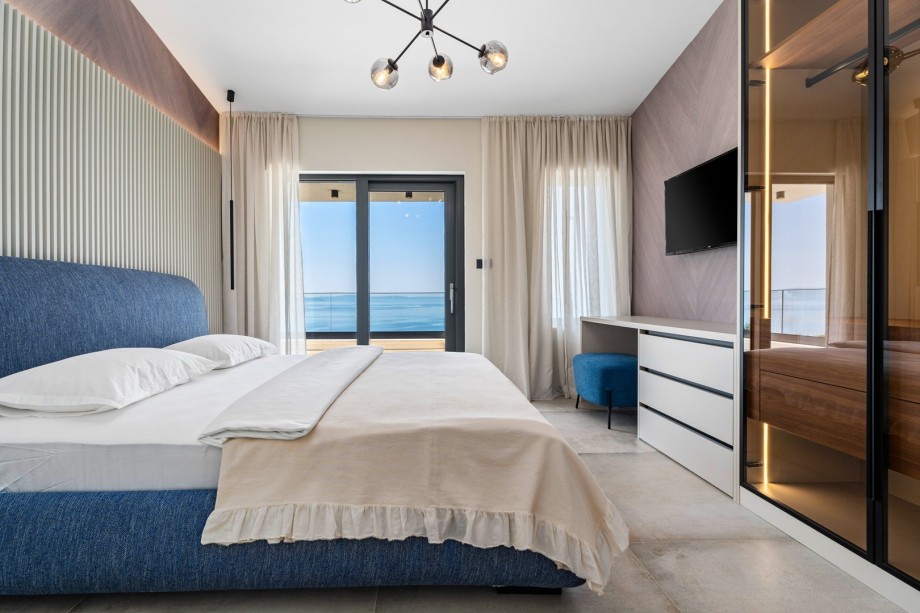 Bedroom NO3 with king size bed 180cm x200cm