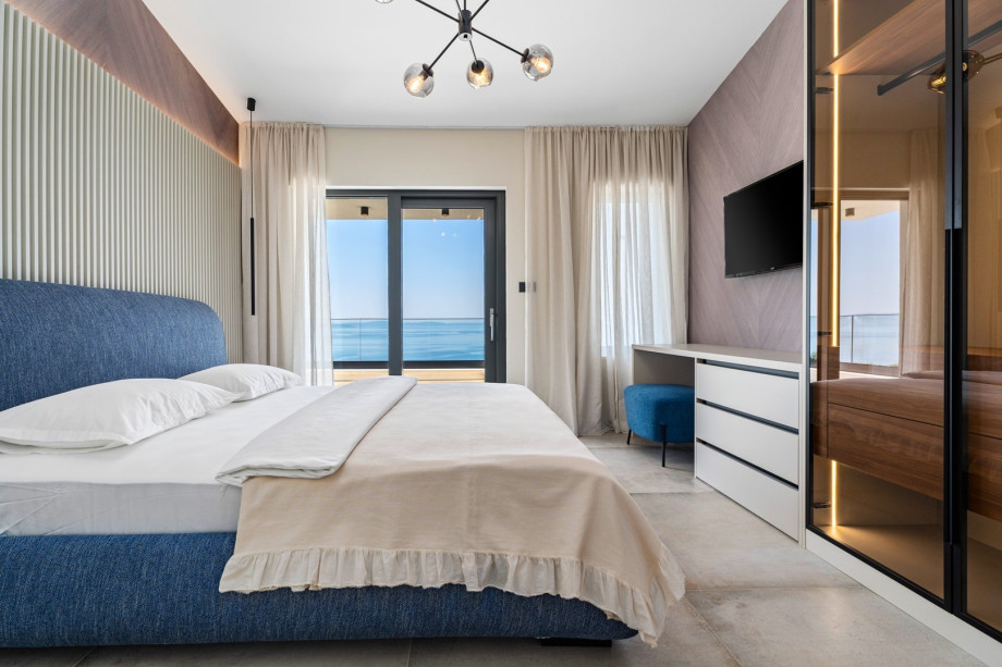 Bedroom NO3 with king size bed 180cm x200cm