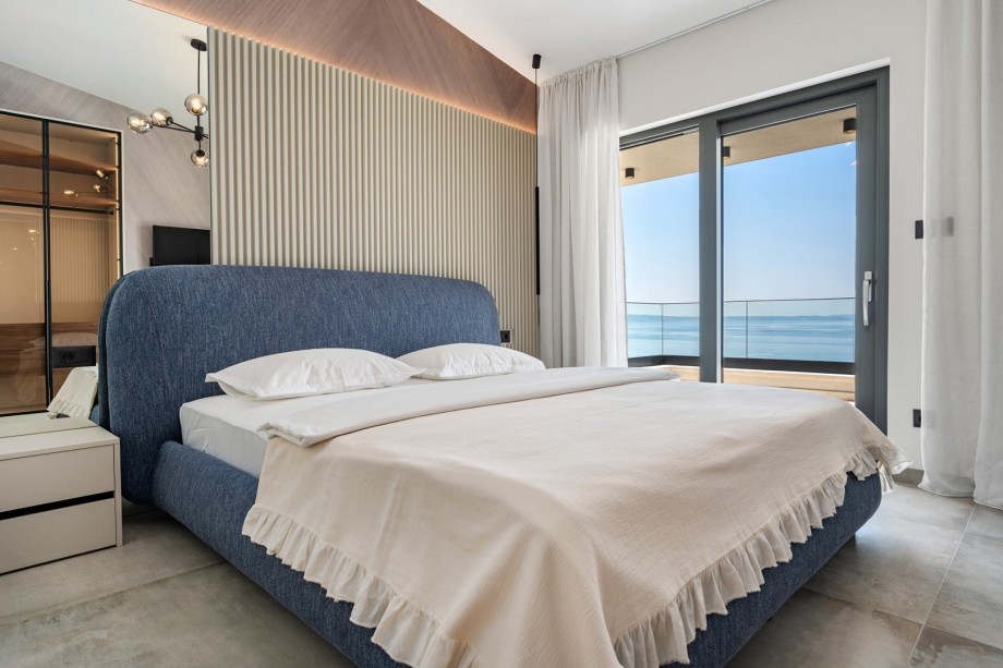 A TV, A/C, en-suite Bathroom with a shower