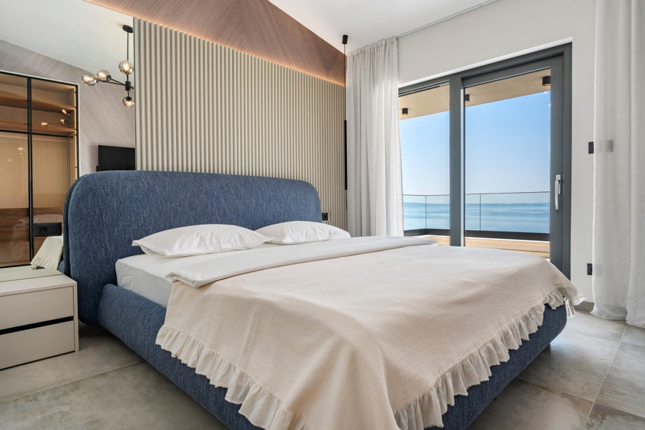 A TV, A/C, en-suite Bathroom with a shower