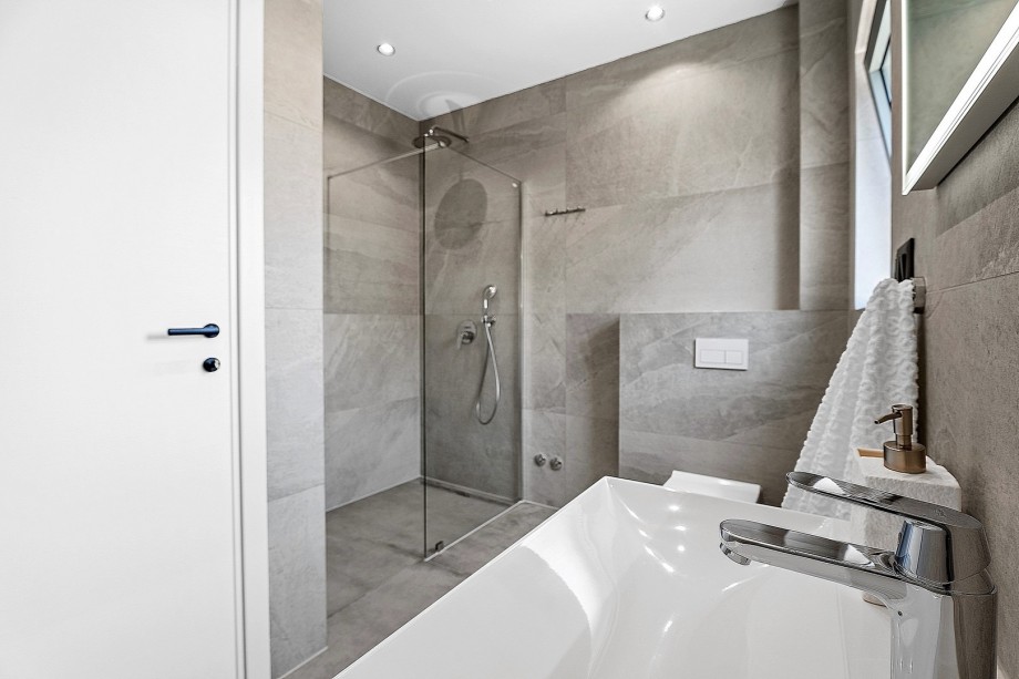 En-suite bathroom with a shower