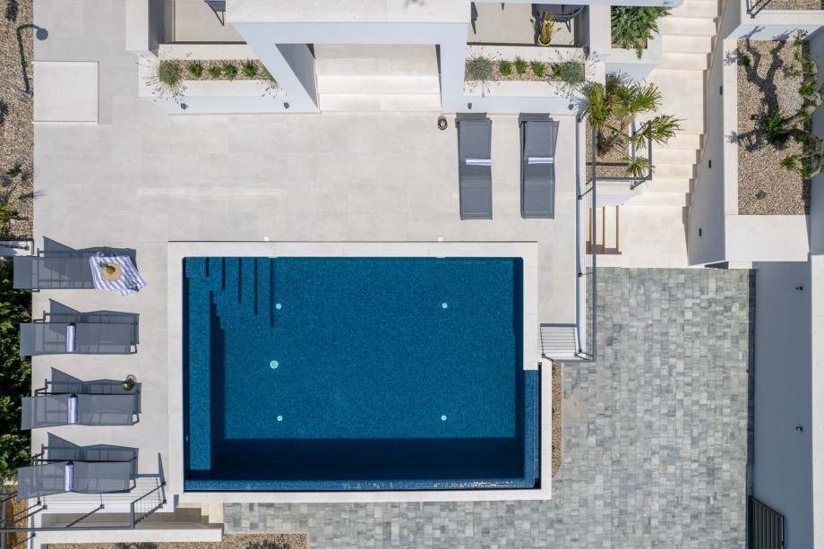 6 deck chairs, outdoor shower, and a charcoal barbecue for your grill skills