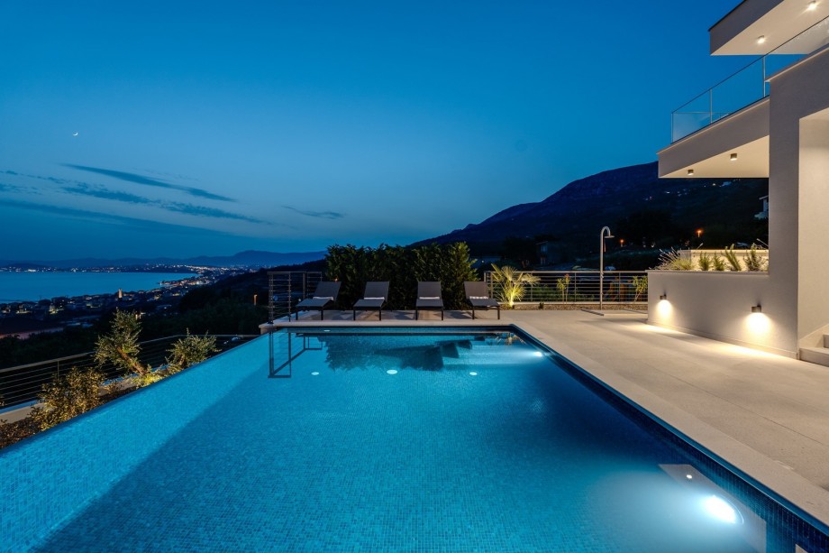 It is fully air-conditioned with free WiFi and equipped with all modern guest needs for a very comfortable stay.